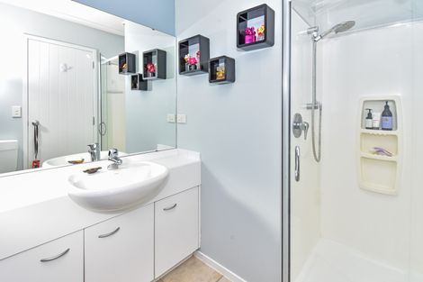 Photo of property in 69 Riverton Drive, Randwick Park, Auckland, 2105