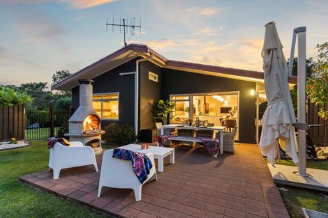 Photo of property in 11 Herbert Drive, Whangamata, 3620