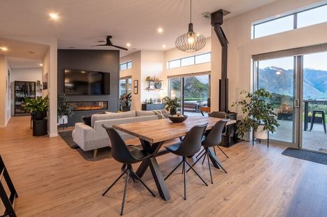 Photo of property in 13 Fantail Lane, Mount Creighton, Queenstown, 9371
