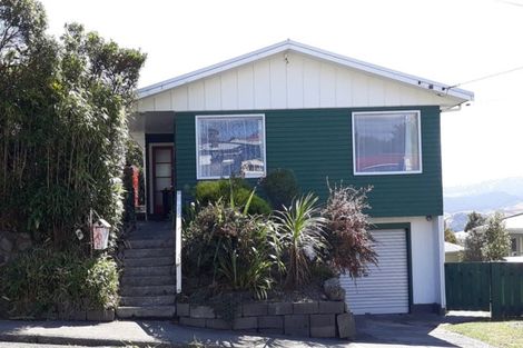Photo of property in 6 Link Road, Newlands, Wellington, 6037
