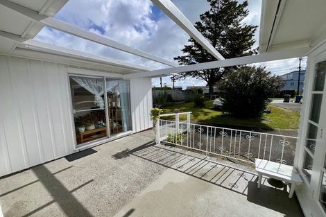 Photo of property in 47 Royal View Road, Te Atatu South, Auckland, 0610