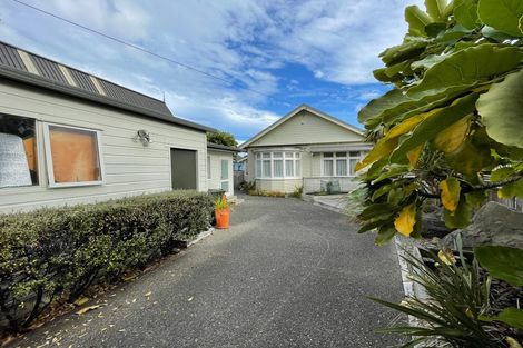 Photo of property in 28 Apu Crescent, Lyall Bay, Wellington, 6022
