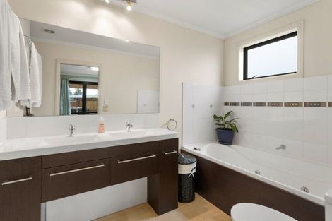 Photo of property in 5 Alpha Close, Wanaka, 9305