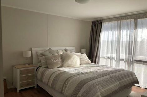 Photo of property in 32 Exeter Place, Unsworth Heights, Auckland, 0632