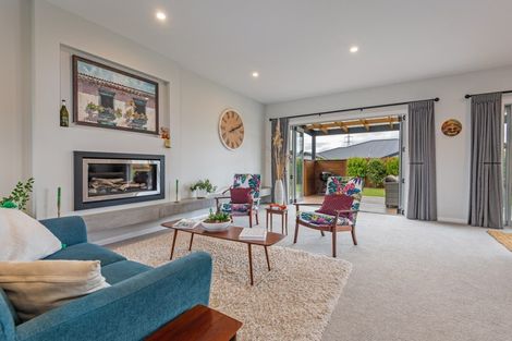 Photo of property in 8 Mediterranean Grove, Fitzherbert, Palmerston North, 4410