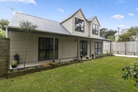 Photo of property in 211 Miromiro Road, Normandale, Lower Hutt, 5010