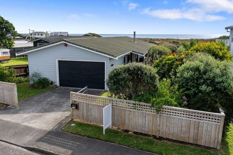 Photo of property in 9 Moana Street, Otaki Beach, Otaki, 5512