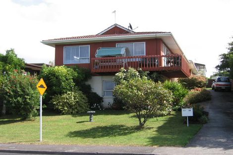 Photo of property in 2/49 Pakira Avenue, Glendene, Auckland, 0602