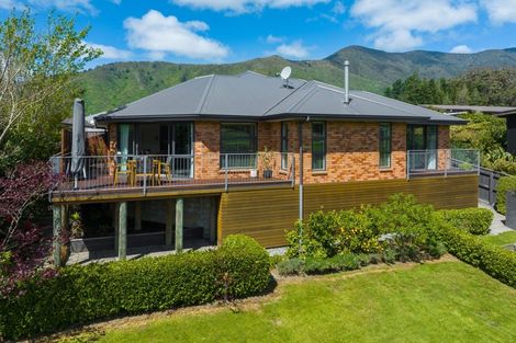 Photo of property in 27 Glentui Place, Waikawa, Picton, 7220