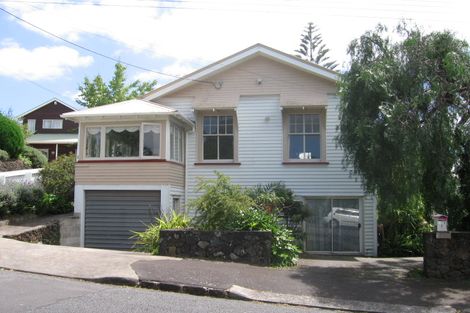 Photo of property in 2/27 Vauxhall Road, Devonport, Auckland, 0624
