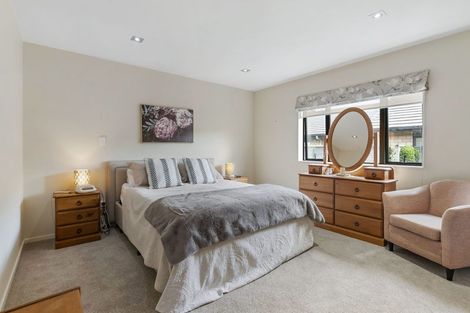 Photo of property in 58 Royalle Mews, Botany Downs, Auckland, 2010