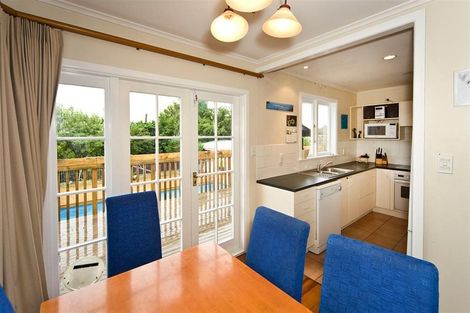 Photo of property in 6 Grainger Road, Te Atatu South, Auckland, 0610