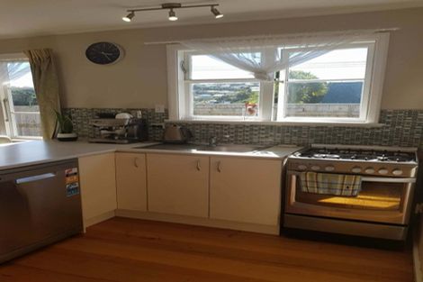 Photo of property in 15 Lyndfield Lane, Newlands, Wellington, 6037