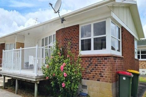 Photo of property in 2/124 Te Atatu Road, Te Atatu South, Auckland, 0610