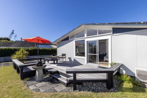 Photo of property in 11 Hadfield Place, Paraparaumu Beach, Paraparaumu, 5032