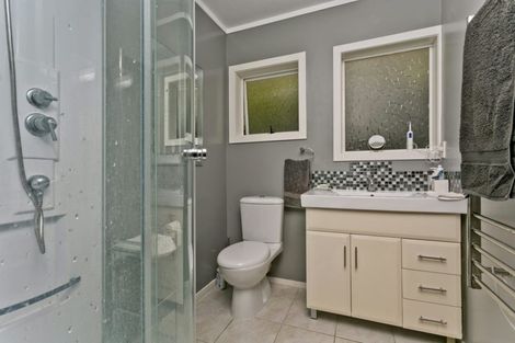 Photo of property in 1/2 Morice Place, Torbay, Auckland, 0630