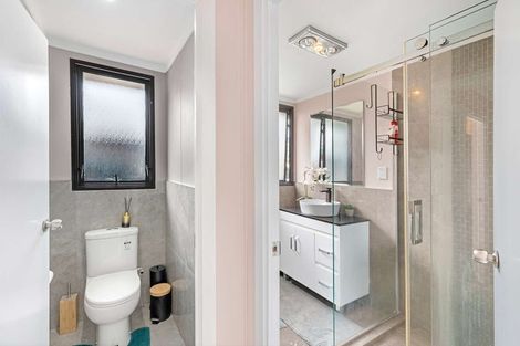 Photo of property in 1/8 Kirklow Place, Goodwood Heights, Auckland, 2105