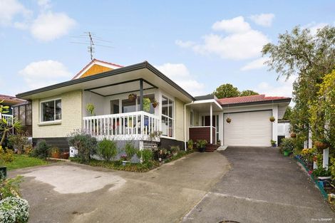 Photo of property in 14 Dalwhinnie Parade, Highland Park, Auckland, 2010