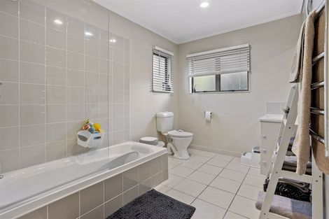 Photo of property in 31 Quincey Place, Massey, Auckland, 0614