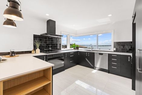 Photo of property in 2/12 Bannings Way, Hobsonville, Auckland, 0618
