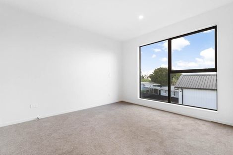 Photo of property in 5/107 Hobsonville Road, West Harbour, Auckland, 0618
