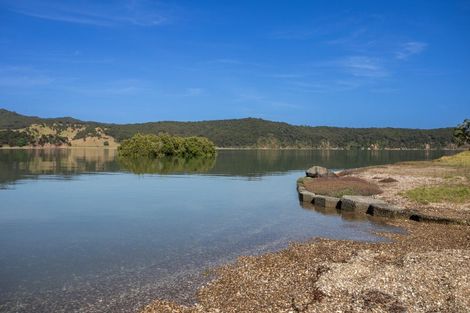 Photo of property in 215 Kempthorne Road, Russell, 0272