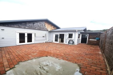 Photo of property in 122a Apu Crescent, Lyall Bay, Wellington, 6022