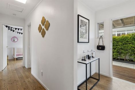 Photo of property in 2/7 Hanlon Crescent, Narrow Neck, Auckland, 0624