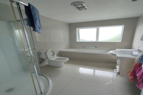 Photo of property in 6b Gossamer Drive, Pakuranga Heights, Auckland, 2010