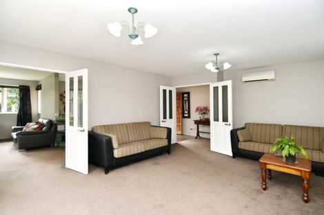 Photo of property in 27a Farnswood Place, Redwood, Christchurch, 8051