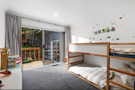 Photo of property in 70 Rising Parade, Fairview Heights, Auckland, 0632