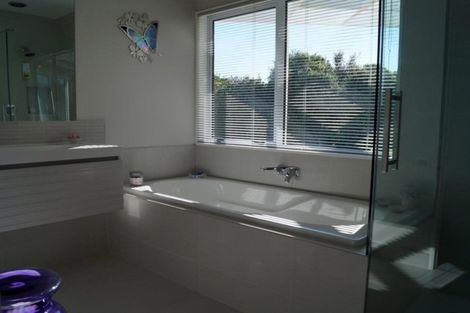 Photo of property in 32 Ashton Fitchett Drive, Brooklyn, Wellington, 6021