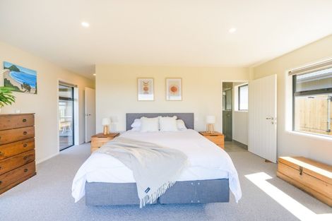 Photo of property in 48 Vaucluse Heights, Fitzherbert, Palmerston North, 4410