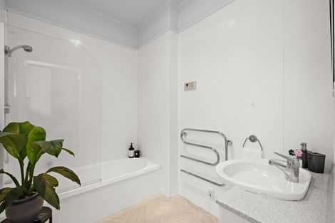 Photo of property in 24 Brewster Street, Bluff Hill, Napier, 4110