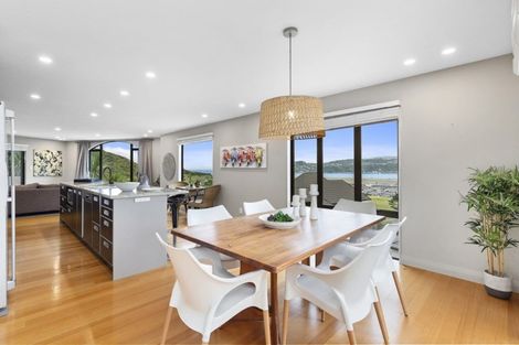 Photo of property in 5 Bunker Way, Strathmore Park, Wellington, 6022