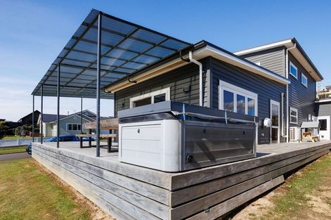 Photo of property in 37 Vaucluse Heights, Fitzherbert, Palmerston North, 4410