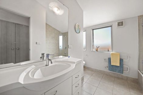 Photo of property in 11 Tolben Place, Golflands, Auckland, 2013