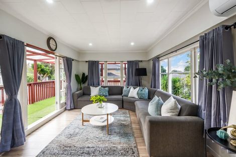 Photo of property in 10 Beaubank Road, Kelston, Auckland, 0602