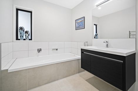 Photo of property in 8 Greenridge Lane, Merrilands, New Plymouth, 4312