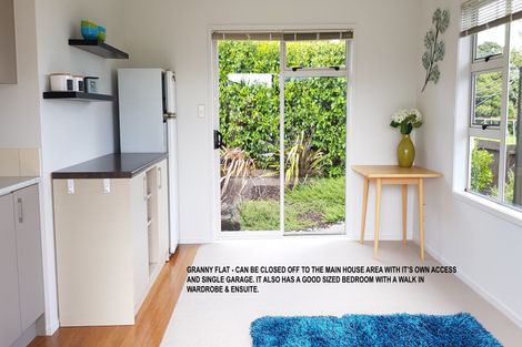 Photo of property in 215d Schnapper Rock Road, Schnapper Rock, Auckland, 0632