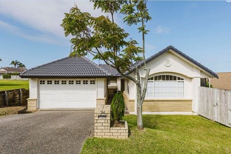 Photo of property in 24 Corta Bella Place, Golflands, Auckland, 2013