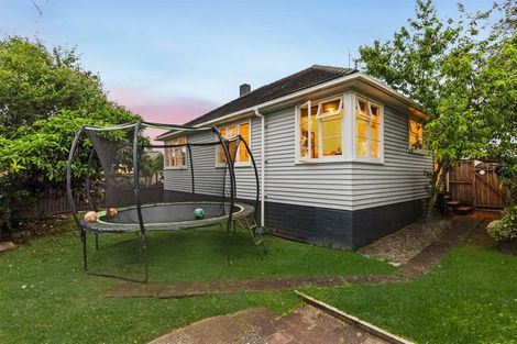 Photo of property in 23 Otakau Road, Milford, Auckland, 0620