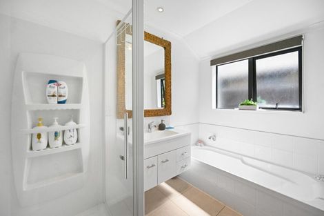 Photo of property in 56 Farnborough Drive, Grandview Heights, Hamilton, 3200