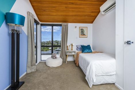 Photo of property in 2/20 Kiteroa Terrace, Rothesay Bay, Auckland, 0630
