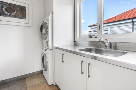 Photo of property in 1 Maungakiekie Avenue, Greenlane, Auckland, 1051