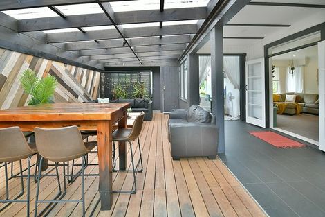 Photo of property in 16 Forrest Hill Road, Forrest Hill, Auckland, 0620