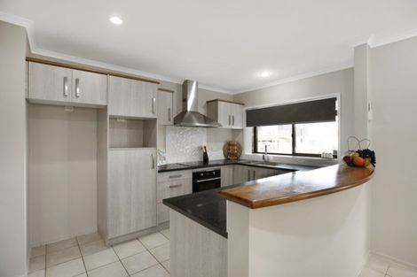 Photo of property in 17 Magic Way, Randwick Park, Auckland, 2105
