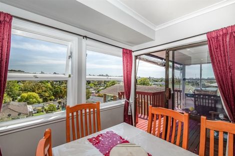 Photo of property in 365 Wairau Road, Totara Vale, Auckland, 0629