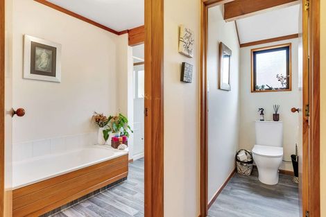 Photo of property in 18 Bay View Road, Cable Bay, 0420