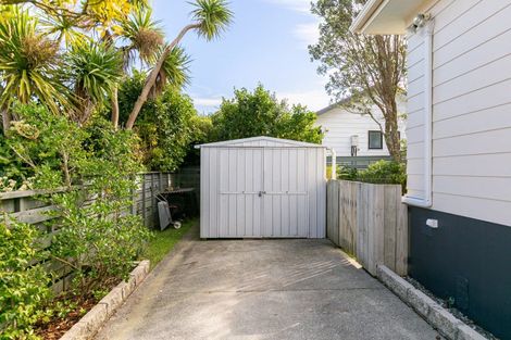 Photo of property in 5 Ladbrooke Drive, Newlands, Wellington, 6037